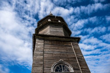 Kizhi adasındaki tapınak kompleksinin olağanüstü güzel ahşap elbisesi.