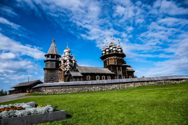 Kizhi adasındaki tapınak kompleksinin olağanüstü güzel ahşap elbisesi.