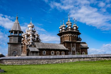 Kizhi adasındaki tapınak kompleksinin olağanüstü güzel ahşap elbisesi.