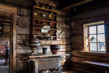 Kuzey halkının eski eşyalarıyla dolu eski bir evin içi.