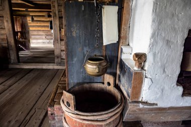 Kuzey halkının eski eşyalarıyla dolu eski bir evin içi.