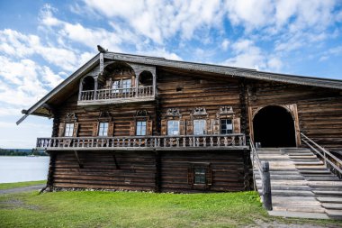 Eski evler ve kiliseler. Yazın kuzeyde ahşap mimari. Mavi gökyüzü arka planına karşı.
