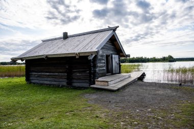 Eski evler ve kiliseler. Yazın kuzeyde ahşap mimari. Mavi gökyüzü arka planına karşı.