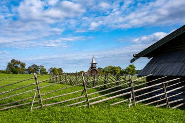 Eski evler ve kiliseler. Yazın kuzeyde ahşap mimari. Mavi gökyüzü arka planına karşı.