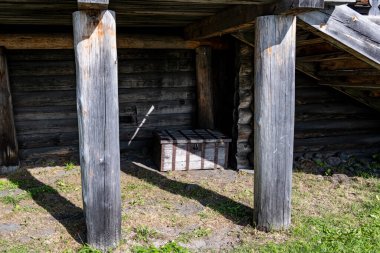 Eski evler ve kiliseler. Yazın kuzeyde ahşap mimari. Mavi gökyüzü arka planına karşı.