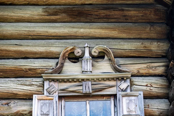 Zabytkowe Domy Kościoły Drewniana Architektura Północ Latem Tle Błękitnego Nieba — Zdjęcie stockowe