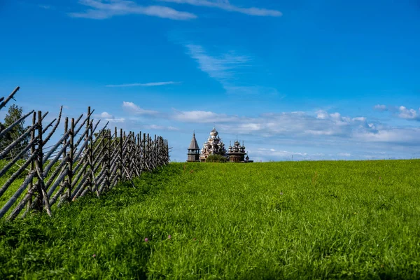 Vinobraní Domů Kostelů Dřevěné Architektury Sever Létě Pozadí Modré Oblohy — Stock fotografie