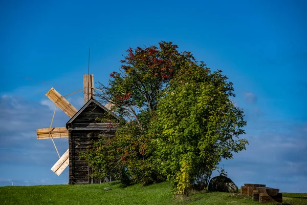 Mulino Legno Vintage Dietro Una Recinzione Una Collina Verde Uno — Foto Stock