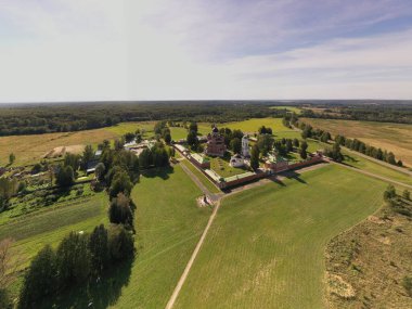 1812 savaşının yaşandığı Borodino arazisindeki eski bir manastır ve çevresi insansız hava aracından filme alındı.