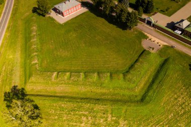 1812 savaşının topçu mühendisliği yapıları Borodino sahasında insansız hava aracından çıkarıldı.