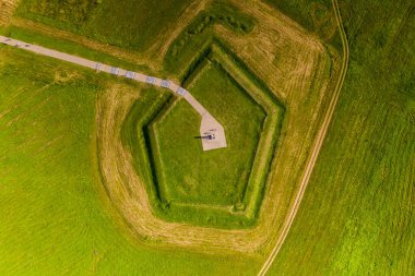 1812 savaşının topçu mühendisliği yapıları Borodino sahasında insansız hava aracından çıkarıldı.