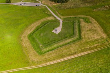 1812 savaşının topçu mühendisliği yapıları Borodino sahasında insansız hava aracından çıkarıldı.
