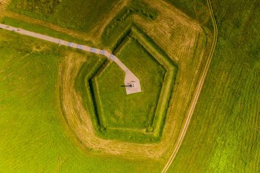 1812 savaşının topçu mühendisliği yapıları Borodino sahasında insansız hava aracından çıkarıldı.