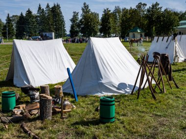 1812 'de silah ve ev eşyalarıyla birlikte askeri kampta.