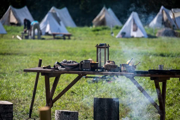 1812 'de silah ve ev eşyalarıyla birlikte askeri kampta.