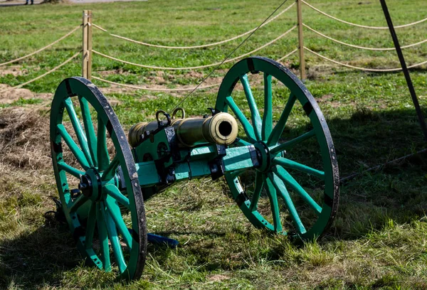 1812 'de silah ve ev eşyalarıyla birlikte askeri kampta.