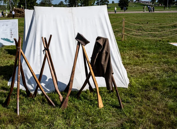 1812 'de silah ve ev eşyalarıyla birlikte askeri kampta.