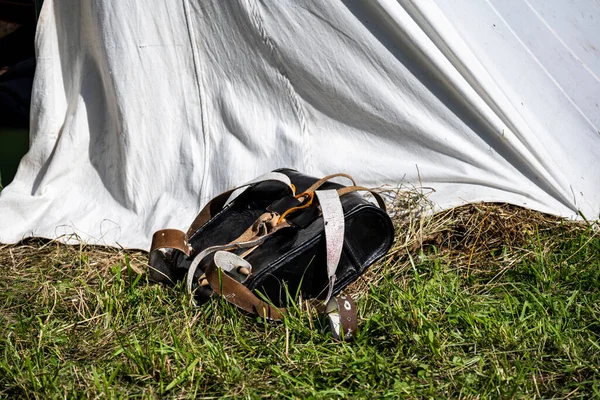 1812 'de silah ve ev eşyalarıyla birlikte askeri kampta.