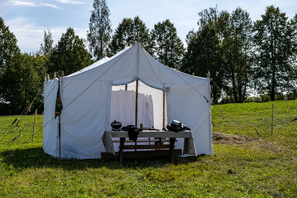 1812 'de silah ve ev eşyalarıyla birlikte askeri kampta.