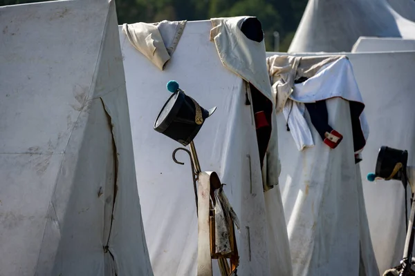 1812 'de silah ve ev eşyalarıyla birlikte askeri kampta.