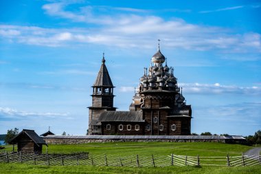 Kırsal alanda değirmen, ahşap kilise ve adada eski binalar var.