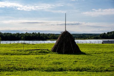 Kırsal alanda değirmen, ahşap kilise ve adada eski binalar var.