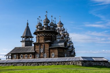 Kırsal alanda değirmen, ahşap kilise ve adada eski binalar var.