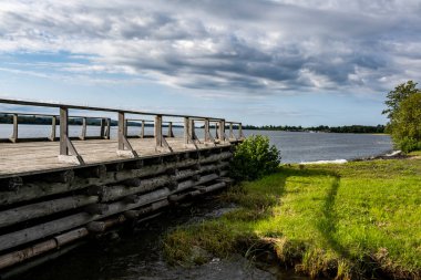 Ada üzerinde gri ahşap rıhtımlı kırsal manzara
