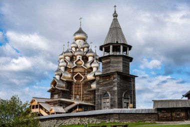 Kırsal alanda değirmen, ahşap kilise ve adada eski binalar var.