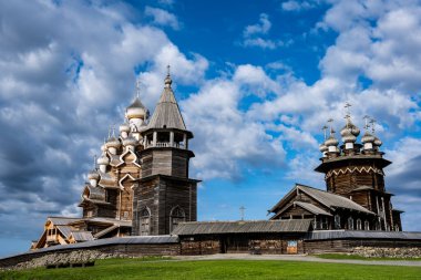 Kırsal alanda değirmen, ahşap kilise ve adada eski binalar var.