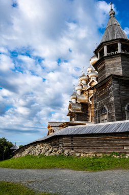 Kırsal alanda değirmen, ahşap kilise ve adada eski binalar var.
