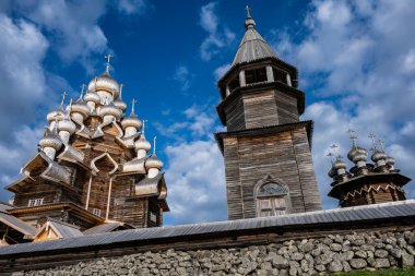 Kırsal alanda değirmen, ahşap kilise ve adada eski binalar var.