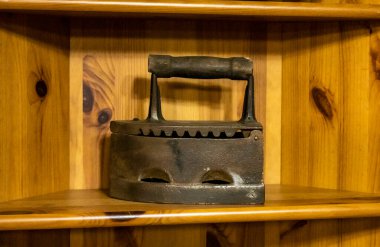 İç mekanın arka planında Kuzey Halkı tarzında klasik eşyalar var.