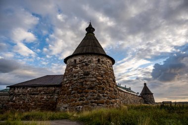 Kuleleri ve antik tapınakları olan bir adada antik bir taş kale.