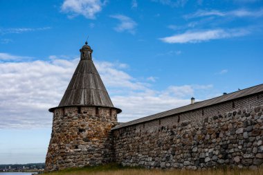 Kuleleri ve antik tapınakları olan bir adada antik bir taş kale.