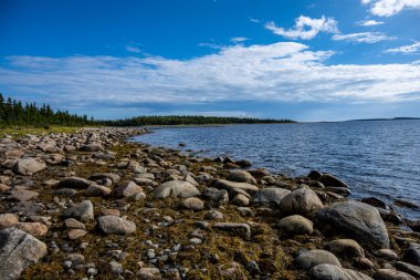 Fırtınanın ortasında, gün batımında sakin deniz.