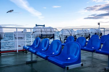 Sürat teknesinin üst güvertesinde mavi koltuklar