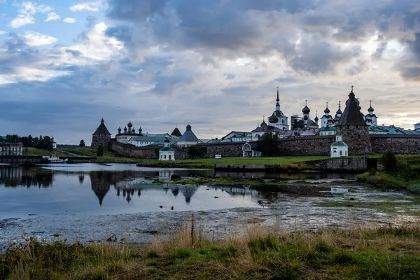 Egy Ősi Kőerődítmény Egy Szigeten Tornyokkal Ősi Templomokkal — Stock Fotó