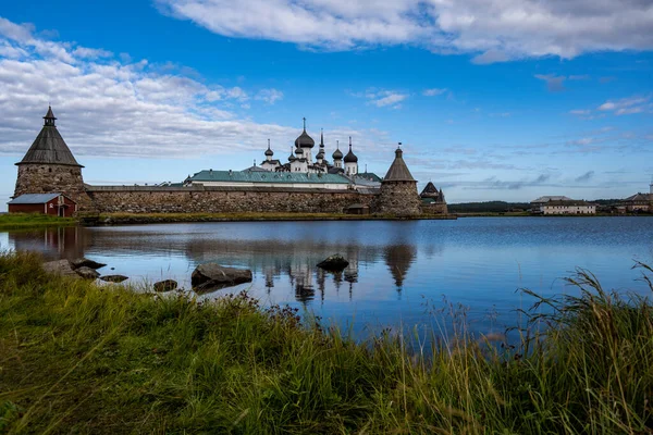 Kuleleri ve antik tapınakları olan bir adada antik bir taş kale.