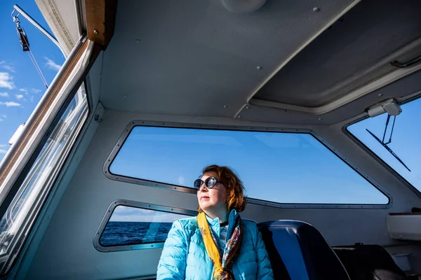 Frau Blauer Jacke Auf Speedboot Fährt Auf Dem See — Stockfoto