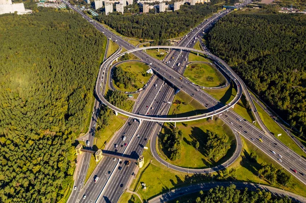 ドローンから撮影された背景に都市との複雑な交流のシステムを持つ道路のパノラマビュー — ストック写真