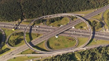 Zaman turları yol panoramik görünümü ile karışık bir kavşak sistemi ile hareket halindeki araçlar şehrin arka planına karşı bir dron tarafından filme alındı.