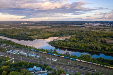 Eski şehrin panoramik manzarası. Eski binalar ve insansız hava aracından çekilmiş bir kilise.