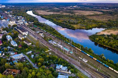 Eski beyaz taş manastırın panoramik görüntüsü. Mavi kubbeleri insansız hava aracından çekilmiş.