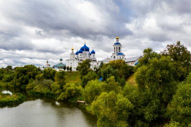 Eski beyaz taş manastırın panoramik görüntüsü. Mavi kubbeleri insansız hava aracından çekilmiş.