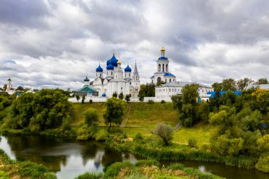 Eski beyaz taş manastırın panoramik görüntüsü. Mavi kubbeleri insansız hava aracından çekilmiş.