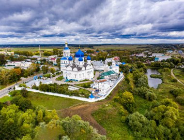 Eski beyaz taş manastırın panoramik görüntüsü. Mavi kubbeleri insansız hava aracından çekilmiş.