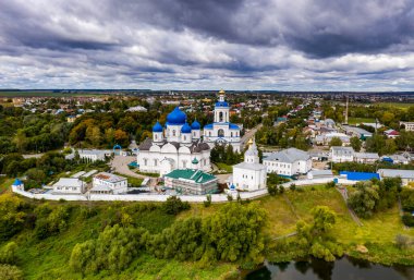 Eski beyaz taş manastırın panoramik görüntüsü. Mavi kubbeleri insansız hava aracından çekilmiş.