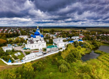 Eski beyaz taş manastırın panoramik görüntüsü. Mavi kubbeleri insansız hava aracından çekilmiş.
