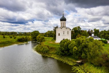 Eski şehrin panoramik manzarası. Eski binalar ve insansız hava aracından çekilmiş bir kilise.